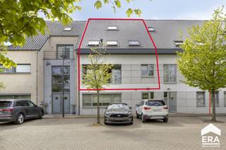 In het geliefde Adelbergpark, op wandelafstand van het bruisende centrum van Lommel, bevindt zich dit uitzonderlijk ruime triplex appartement. Het...