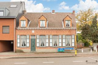 <p><span>Authentieke woning met karakter in het hart van Sint-Lenaarts</span></p><p><span> </span></p><p><span>Welkom in deze charmante woning te </span><span>Dorpsstraat 99</span><span> in hartje </span><span>Sint-Lenaarts</span><span>, waar authenticiteit en gezelligheid hand in hand gaan. Achter de gevel schuilt een huis vol karakter, met tal van </span><span>originele elementen</span><span> die meteen een warm en huiselijk gevoel oproepen.</span></p><p><span> </span></p><p><span>Binnenin word je verwelkomd door een sfeervolle leefruimte met </span><span>hoge plafonds</span><span>, </span><span>houten balken </span><span>en </span><span>authentieke binnendeuren</span><span> die de geschiedenis van de woning laten spreken. De </span><span>grote raampartijen</span><span> zorgen voor een overvloed aan natuurlijk licht en versterken het gevoel van ruimte. De </span><span>oude schouw</span><span> en </span><span>subtiele details</span><span> zoals sierlijsten en originele tegelvloeren dragen bij aan de unieke uitstraling.</span></p><p><span> </span></p><p><span>De woning biedt veel mogelijkheden tot renovatie, waarbij het authentieke karakter bewaard kan blijven en gecombineerd kan worden met modern wooncomfort.</span></p><p><span>Momenteel biedt het gelijkvloers een ruime leefruimte, een gesloten keuken die in verbinding kan worden gebracht met de leefruimte en uitzicht biedt op de tuin, een aparte bureaukamer en een bijkeuken.</span></p><p><span>Op de eerste verdieping bevinden zich zes kamers die dezelfde charme uitstralen evenals de badkamer. Vanuit één slaapkamer geniet u van een prachtig zicht op de kerk van Sint-Lenaarts.</span></p><p><span>De zolder biedt bovendien extra mogelijkheden naar opslagruimte toe.</span></p><p><span> </span></p><p><span>Als kers op de taart beschikt de woning over een gezellige tuin met achteraan een dubbele garage met extra opslagruimte, toegankelijk via de achterzijde.</span></p><p><span> </span></p><p><span>Kortom een unieke woning op een centrale ligging, vol authenticiteit en karakter, die garant staat voor een bijzondere woonbeleving.</span></p><p><span> </span></p>