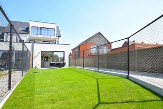 <span><span>Bent u op zoek naar een comfortabel en instapklaar appartement met een ruime tuin? Dan is dit prachtige gelijkvloerse appartement precies wat u zoekt!<br /><br />Via de inkomhal bereikt u de lichtrijke leefruimte, die dankzij de grote raampartijen een aangename verbinding vormt met het zonnige terras en de privatieve tuin van maar liefst 61 m². De volledig uitgeruste open keuken met kookeiland is voorzien van alle moderne comfort, waaronder een vitrokeramische kookplaat, dampkap, combi-oven, vaatwasser, ingebouwde koelkast en spoelbak.<br /><br />Daarnaast beschikt het appartement over een apart gastentoilet, een praktische berging met aansluitingen voor een wasmachine en droogkast, een stijlvolle badkamer met dubbele wastafel en inloopdouche, en twee ruime slaapkamers.<br /><br /><u>Troeven:</u></span></span>
<ul>
<li><span><span>Zongerichte privatieve tuin van 61 m² met terras;</span></span></li>
<li><span><span>Ruime en lichtrijke leefruimte;</span></span></li>
<li><span><span>Volledig ingerichte keuken met kookeiland;</span></span></li>
<li><span><span>Praktische berging en apart gastentoilet;</span></span></li>
<li><span><span>Eigen regenwaterput;</span></span></li>
<li><span><span>Mogelijkheid tot bijhuren van een garagebox.</span></span></li>
</ul>
<span><span>Huurprijs exclusief garage en gemeenschappelijke kosten (syndic).<br />EPB/EPC bouw nog te finaliseren. E-PEIL 6.<br /><br />Dit appartement biedt een ideale combinatie van ruimte, comfort en energiezuinig wonen, perfect voor wie op zoek is naar een rustige en kwalitatieve thuis.<br />Interesse? Neem vandaag nog contact met ons op voor meer informatie of om een bezoek in te plannen. Wij helpen u graag verder!</span></span>