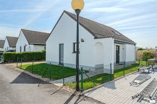 UNIEK VAKANTIEWONING IN MIDDELKERKE MET BIJZONDERE INDELING EN VEEL POTENTIEELDeze modern ingerichte woning in Middelkerke biedt een uitstekende combinatie van comfort en functionaliteit. Het hart van deze woning wordt gevormd door een ruime woonkamer met vaste trap naar een mezzanine level, waar extra slaapplaatsen zijn ingericht. De woonkamer beschikt over grote ramen die volop natuurlicht toelaten en een directe verbinding met buiten. Een praktische eettafel biedt ruimte voor gezellige maaltijden.De keuken is modern en volledig uitgerust met alle benodigde apparatuur. De slaapkamers zijn gezellig ingericht, waaronder een ruime slaapkamer met ensuite badkamer en elegante houten kasten. Een tweede volledig ingerichte badkamer voorziet in alle sanitaire voorzieningen.Dit vakantieproperty beschikt over een gezellige lounge met comfortabele zitplaatsen, perfect voor ontspanning. De woning is voorzien van grote schuiframen en deuren die uitkomen op een aangename buitenruimte met onderhouden tuin.Buiten is een eigen parkeerplaats aanwezig, en het terrein is omheind voor maximale privacy. De ligging in Middelkerke, dicht bij het strand en centrale voorzieningen, maakt deze woning zeer aantrekkelijk voor vakantiegangers en gezinnen.