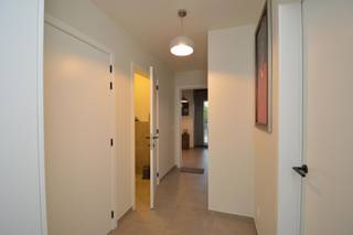 <p><span><strong>Modern 2-slaapkamer appartement met garagebox te hartje Kasterlee. </strong></span></p>
<p><span><strong> </strong></span></p>
<p><span><strong>INDELING</strong></span></p>
<p><span> </span></p>
<p><span>Dit appartement is gelegen op de eerste etage van een nog in opbouw zijnde kleinschalige residentie.</span></p>
<p><span>Gelegen in het centrum van het dorp, op wandelafstand van winkels en horeca.</span></p>
<p><span> </span></p>
<p><span>Het appartement bestaat uit een aparte inkomhal voorzien van vestiaire kast.</span></p>
<p><span>Vanuit de inkomhal heb je toegang tot een ruime open leefruimte (38.16m²) met volledige uitgeruste keuken.</span></p>
<p><span>Deze is voorzien van moderne toestellen zoals inductieplaat, afzuigkap, combi-oven, vaatwasmachine. </span></p>
<p><span>De ruime lades verhogen het gebruiksgemak.</span></p>
<p><span>Ter hoogte van de keuken situeert zich eveneens een voldoende ruime berging voorzien van een uitgietbak.</span></p>
<p><span>Het grote terras (21m²) situeert zich achteraan, aansluitend aan de woonkamer.</span></p>
<p><span> </span></p>
<p><span>Verder zijn er 2 slaapkamers (14.65m² - 10.08m²) waarvan de grootste slaapkamer voorzien is van een garderobekast.</span></p>
<p><span>De badkamer is uitgerust met een inloopdouche en lavabomeubel.</span></p>
<p><span>Er is een apart toilet dat toegankelijk is vanuit de inkomhal.</span></p>
<p><span> </span></p>
<p><span>Het appartement is uitgerust met vloerverwarming, in de leefruimte werd gekozen voor een keramische parketvloer.</span></p>
<p><span>Door de keuze voor zachte, lichte tinten in vloer en kastwerk oogt het appartement fris en modern.</span></p>
<p><span>Het geheel geeft een rustige uitstraling.</span></p>
<p><span> </span></p>
<p><span>Een privé garagebox is inclusief en bevindt zich achteraan het gebouw,</span></p>
<p><span>De automatische garagepoort met afstandsbediening maakt aan- en afrijden comfortabel en eenvoudig.</span></p>
<p><span> </span></p>
<p><span><strong>BIJZONDERHEDEN</strong></span></p>
<ul>
<li><span>Gemeenschappelijke kosten 50€/maand</span></li>
<li><span>Zeer gunstig EPC 40kWh/m²</span></li>
<li><span> </span><span>Armaturen + gordijnen over te nemen mits meerprijs van 1500 euro</span></li>
<li><span>Gemeenschappelijke kost: 50,00 EUR</span></li>
<li><span>Kosten van de nutsvoorzieningen (water, gas, elektriciteit..) neemt de huurder voor zijn/ haar rekening</span></li>
</ul>
<p><span> </span></p>
<p></p>