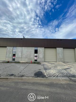<p>Gelegen aan de Stadsbeemd in Halen, presenteren wij met trots een semi-industrieel pand te huur. Dit pand biedt een uitstekende basis voor diverse zakelijke activiteiten, waarbij de mogelijkheden talrijk zijn. De strategische ligging zorgt voor een vlotte bereikbaarheid, wat bijdraagt aan de toegankelijkheid van uw bedrijf. De ruime indeling, die volledig aan te passen is aan uw specifieke behoeften, zorgt voor een uitnodigende omgeving waarin productiviteit en creativiteit hand in hand gaan. Dit alles maakt de Stadsbeemd een interessante keuze voor ondernemers die zowel hun werk- als leefomgeving serieus nemen. Heeft u interesse? Wij nodigen u van harte uit voor een kennismaking en bezichtiging om de mogelijkheden te ontdekken.<br /> </p>