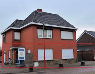 Dit gelijkvloerse pand biedt tal van mogelijkheden en is zowel geschikt als praktijkruimte als voor de omvorming naar een  éénslaapkamerappartement.<br /><br />Deze gelijkvloerse ruimte is altijd gebruikt geweest als praktijk van een kinesist, toch biedt het pand een uitstekende basis voor diverse invullingen. <br /><br />Het pand beschikt over twee aparte ingangen. Via de linkerzijde betreedt men de inkom/ wachtruimte. Wanneer men verder doorloopt, komt men in een centrale ruimte die momenteel nog ingericht is met praktijkmateriaal. Deze ruimte kan echter eenvoudig omgevormd worden tot een eetruimte met open keuken, zoals geïllustreerd op de bijgevoegde inspiratiefoto’s. In deze ruimte bevindt zich tevens de tweede inkomdeur. Aansluitend bevindt zich de badkamer, uitgerust met een wastafel, douchecabine en toilet. Vanuit deze ruimte is er eveneens toegang tot de kelder, waar zich een mazouttank van 5000 liter bevindt.<br /><br />Verder komt men in een ruime rechthoekige kamer die voorheen dienst deed als bureau met aan weerszijden afgescheiden behandelruimtes. Deze zone biedt mogelijkheden om ingericht te worden als gezellige en lichtrijke leefruimte, met de mogelijkheid om een aparte slaapkamer te creëren door middel van een scheidingswand. Daarnaast is er nog een afzonderlijke ruimte die perfect kan worden ingericht als dressing of praktische bergruimte.<br /><br />Een extra troef van dit pand is de privatieve autostaanplaats, die afgesloten kan worden met een poort.<br /><br />Het pand is bovendien gunstig gelegen op de Joseph Smeetslaan, op een vlot bereikbare locatie nabij het centrum van Maasmechelen. Winkels, supermarkten, horeca, openbaar vervoer en andere voorzieningen bevinden zich op korte afstand. Deze centrale ligging maakt het pand bijzonder interessant, zowel voor residentieel gebruik als voor het uitoefenen van een vrij beroep of praktijk.<br /><br />Dankzij de gelijkvloerse ligging, de praktische indeling, de privatieve parkeerplaats en de vele mogelijkheden vormt dit pand een uitstekende opportuniteit voor zowel eigen gebruik als investering.<br /><br />De bijgevoegde foto’s geven u een duidelijk beeld van de mogelijkheden en het potentieel van deze ruimte.<br /><br />Heeft u interesse? Contacteer Anne-Sophie Vliegen via +32 468 54 17 19 of info@immovliegen.be voor meer informatie of een bezichtiging.