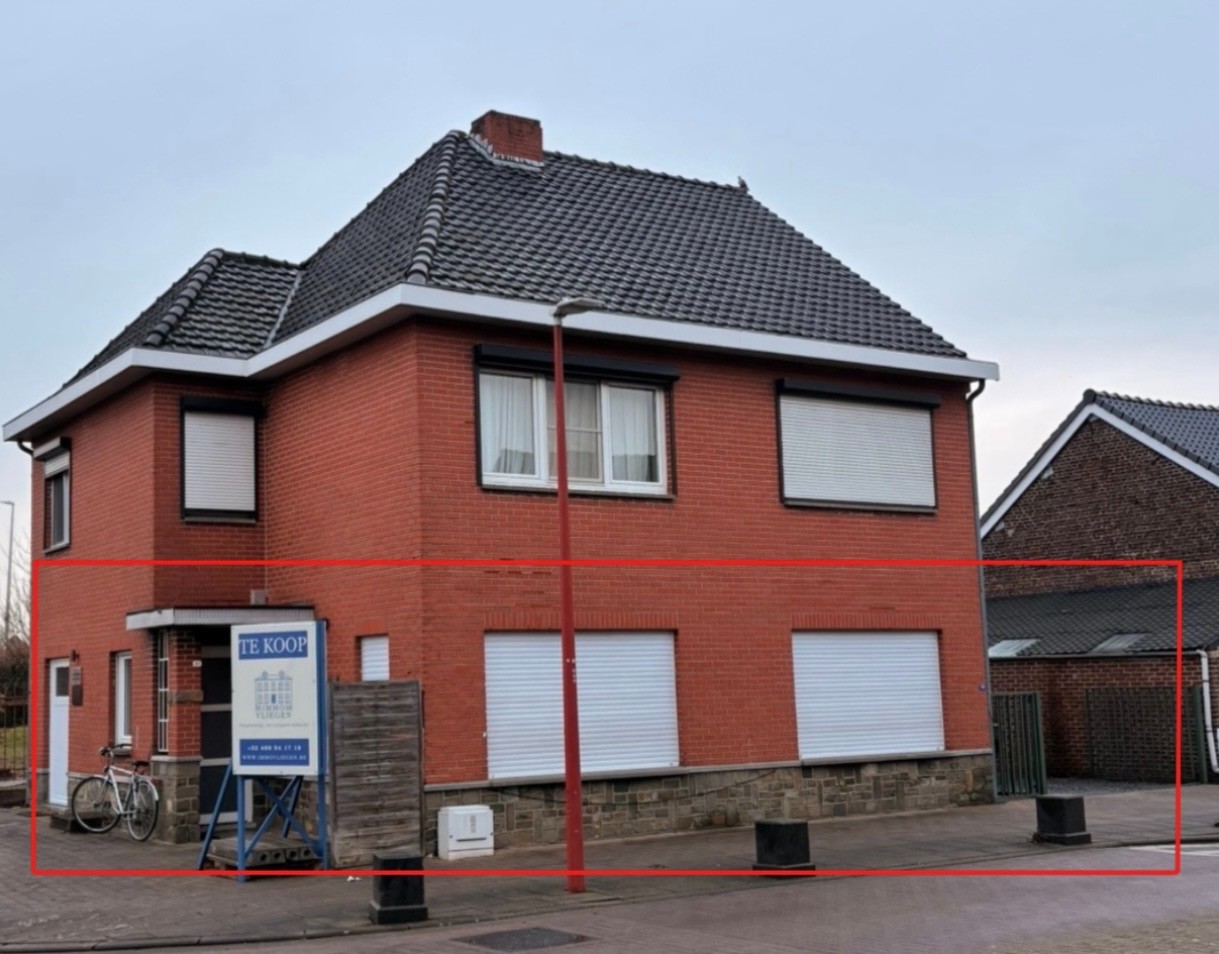 Gelijkvloerse praktijkruimte met potentieel tot éénslaapkamerappartement en privé autostaanplaats - foto 1