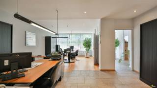 In Deurne-Zuid vlakbij het Rivierenhof vinden we dit verzorgd kantoor (122m²) op de benedenverdieping van een appartementsgebouw "residentie...
