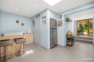 Cette maison mitoyenne rénovée avec goût combine une ambiance chaleureuse avec le confort moderne et crée immédiatement une véritable sensation de chez-soi. Située le long de la chaussée d'Alsemberg à Buizingen, la maison bénéficie d'un emplacement favorable avec des connexions faciles vers les magasins, les transports en commun et les routes d'accès.<br /><br />Au rez-de-chaussée, on trouve le salon agréable, une cuisine entièrement équipée récemment rénovée et une salle de bains moderne aménagée derrière la cuisine. La maison dégage une atmosphère chaleureuse et a été finie avec confort et ambiance à l'esprit.<br /><br />Au premier étage, il y a deux grandes chambres. Le grenier aménagé offre de la place pour une troisième chambre, idéale comme chambre principale, chambre d'enfant ou espace de loisirs.<br /><br />De plus, la maison dispose d'une cave pratique, idéale pour un espace de rangement supplémentaire et pour stocker des provisions.<br /><br />À l'arrière, il y a un charmant petit jardin de ville où l'on peut profiter de moments ensoleillés et de soirées agréables en toute tranquillité.<br /><br />La maison a actuellement une étiquette énergétique E. Cependant, grâce à l'installation d'une isolation de toit, cela peut être amélioré à un coût relativement faible pour obtenir une étiquette C plus favorable.<br /><br />Une maison prête à emménager avec du caractère, du confort et un emplacement excellent, idéale pour ceux qui cherchent une maison confortable à Buizingen.<br /><br />Les visites sont possibles lors de la journée de visite le 27 juin. L'inscription est possible via www.polares.eu. Les plans sont disponibles sur notre site web.