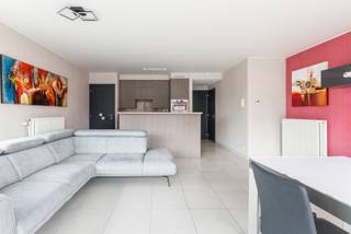<strong>Appartement met 1 slaapkamer te huur in De Panne</strong><br />
<p>Rustig gelegen appartement te huur op het 2de verdiep, ideaal voor wie comfortabel wil wonen vlakbij het centrum en de zee.</p>
<p>Het appartement beschikt over een ruime en lichtrijke leefruimte met grote ramen die uitgeven op een aangenaam terras aan de voorzijde. De open indeling zorgt voor een aangename verbinding tussen de zithoek, eetplaats en de volledig open keuken.</p>
<p><strong>Indeling</strong><br /><br />Het appartement beschikt over een inkom, een open keuken en een living met toegang tot het balkon. Verder is er een badkamer met bad en douche + aansluiting wasmachine, 1 slaapkamer en een berging.<br />Het appartement beschikt ook over een garage en een kelder.<br /><br /><strong>Troeven</strong></p>
<ul><li>Mogelijkheid om een garage + kelder bij te huren voor €100 </li><li>Zonne screens aanwezig</li><li>Dichtbij het centrum en openbaar vervoer</li><li>Rustige ligging in De Panne<br /> </li></ul>
Interesse?<strong> </strong>Neem gerust contact met ons op voor meer informatie of een bezichtiging.<br /><strong>Contact: </strong>Soraya: soraya@servimoholidays.be / 058/22.41.70
