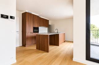 Ontdek dit stijlvolle nieuwbouwappartement op de 2de verdieping van een kleinschalig appartementsgebouw (met lift). Dankzij de hoogwaardige afwerking, doordachte indeling en energiezuinige technieken geniet je hier van optimaal wooncomfort.<br /><br />Bij het binnenkomen word je verwelkomd in de volledig uitgeruste open leefkeuken met aansluitende berging en de lichtrijke leefruimte met grote raampartijen. Vanuit zowel de leefruimte als de keuken heb je toegang tot het aangename hoekterras, waar je geniet van een mooi uitzicht op de kerk van Kallo. Verder beschikt het appartement over 2 ruime slaapkamers, een stijlvolle badkamer met inloopdouche en wastafel en een apart gastentoilet.<br /><br />Daarnaast is er een gemeenschappelijke fietsenberging en afvalberging voorzien voor extra comfort. Een garage kan optioneel aangekocht worden voor € 35.000.<br /><br />De ligging is een absolute troef: het appartement bevindt zich in het centrum Kallo, op slechts enkele minuten van de haven en met een vlotte verbinding naar de E34. Hierdoor geniet je van een uitstekende bereikbaarheid, zowel richting Antwerpen als Gent.<br /><br />Met een verwacht E-peil van ongeveer E30 is dit appartement uitgerust met de nieuwste energiezuinige technieken. Zo geniet je van een laag energieverbruik, een hoog wooncomfort en aantrekkelijke fiscale voordelen. Bovendien bestaat, mits voldaan aan de wettelijke voorwaarden, de mogelijkheid om aan te kopen aan het verlaagde btw-tarief van 6%.<br /><br />Wij leiden je graag rond.