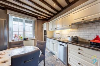 Instapklare halfopen bebouwing gelegen aan de stadsrand van Geraardsbergen, op wandelafstand van het centrum, station en winkels.<br />Deze woning beschikt over 5 garages.<br /><br />Indeling:<br />Gelijkvloers: inkomhal, grote living met eetplaats, keuken.<br />Eerste verdieping: 2 slaapkamers en een doucheruimte met toilet.<br />Tweede verdieping: 2 slaapkamers<br />Kelder: deels ingericht als leefruimte, deels als berging en een badkamer met lavabo, bad en toilet.<br /><br />Centrale verwarming op gas, in living kachel op aardgas. Airco's (warm/koud). 17 zonnepanelen en een thuisbatterij.<br />EPC B<br />Elektriciteit is volledig conform. <br />Instapklaar – zowel voor eigen bewoning als voor investering.<br />Toplocatie: gelegen nabij scholen, winkels en vlotte verbindingswegen.<br /><br />Meer info? Een bezoek? Bel Isabelle 0498/10.69.56 of mail: isabelle@cornelis-goeman.be