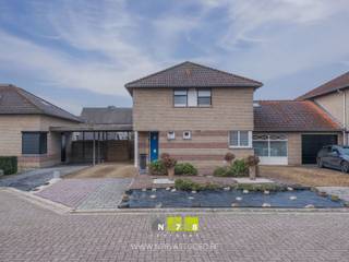 HALFVRIJSTAANDE WONING MET 3 SLAAPKAMERS OP EEN PERCEEL VAN 5A95CA TE MAASEIK.TROEVEN- Ligging in rustige, autoluwe straat nabij het centrum van...