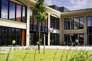 <strong>306 m² office</strong> for rent near the Leuvense Steenweg in Zaventem.<br />Superbly located, just off the Leuvense Steenweg and only 2 km from the E40 exit in Steenokkerzeel, offering quick access to the R0 within 2.5 km. The location is also easily accessible by public transport, with Nossegem station located 1.5 km away and several bus stops nearby.<br /><br />The office is located on the ground floor of a modern building in the Ikaros Business Park and is fully equipped with contemporary amenities. The site also offers a variety of facilities, including meeting rooms, a restaurant, seminar rooms, a daycare, and a fitness area with showers. There is ample parking available with charging stations for electric vehicles.<br /><br /><strong>Immediate availability! </strong>Other office spaces are also available, ranging from <strong>137 m² to 5.300 m²</strong>, perfect for growing businesses.<br /><br />Contact <strong>PANORAMA B2B</strong> for more information, plans, or to schedule a viewing at <strong>0477 09 00 09.</strong>