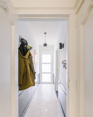 <p><span>Bent u op zoek naar een instapklare en energiezuinige stadswoning met veel lichtinval?<br /><br />Deze woning combineert authentieke elementen met praktische leefruimtes en is dankzij meerdere lichtkoepels bijzonder lichtrijk. De ligging is centraal, nabij winkels, scholen en openbaar vervoer, met een vlotte verbinding naar de E17.</span></p><p><span>Belangrijkste troeven:</span><span><br /></span><span>- EPC-label B<br />- Geïsoleerd en vernieuwd dak<br />- Condenserende cv-ketel (2022)<br />- Gas- en waterleidingen vernieuwd<br />- Enkele muren extra geïsoleerd voor meer comfort en geluid <br />- Digitale thermostaat<br />- Vliegenramen voorzien</span></p><h3><span>Indeling</span></h3><p><span>U betreedt de woning via de inkomhal, die toegang geeft tot de leefruimte en een aparte kamer aan de voorzijde, ideaal als bureau of hobbyruimte. De woonkamer sluit aan op de recente keuken en vormt samen een aangename leefomgeving met veel natuurlijk licht dankzij de aanwezige lichtkoepels. Verder beschikt het gelijkvloers over een grote berging/wasplaats en een functionele badkamer met ligbad, lavabo en toilet.</span></p><p><span>Achteraan bevindt zich de zuidgerichte stadstuin, een aangename buitenruimte om te ontspannen en van de zon te genieten.</span></p><p><span>Op de eerste verdieping vindt u twee volwaardige slaapkamers van ca. 15 m² en 16 m², evenals een apart toilet. Via een vaste trap bereikt u de zolderverdieping (ca. 20 m²). Deze ruimte is ingericht en kan perfect dienst doen als extra slaapkamer, bureau of hobbyruimte.</span></p><p><span>Een ideale stadswoning voor wie ruimte, licht en energiezuinig wonen wil combineren met een centrale en goed bereikbare ligging.</span></p><p><span>Richtprijs: €299.000</span></p>