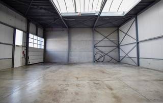 Deze KMO-unit geniet van een uitstekende ligging, met een vlotte verbinding naar het centrum en de industriezone.Ze ligt op 4,8 km van de E314...