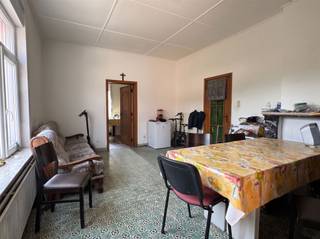 <p>Hoekwoning met bouwgrond voor halfopen bebouwing te Roosdaal</p><p>Deze ruime hoekwoning te Roosdaal wordt aangeboden in combinatie met bouwgrond voor een halfopen bebouwing en vormt zo een interessante opportuniteit voor gezinnen, investeerders of projectontwikkelaars.</p><p>De woning beschikt over een bewoonbare oppervlakte van maar liefst 227 m² en omvat onder meer drie slaapkamers en één badkamer. Dankzij de ruime indeling is er voldoende plaats voor een gezin en blijven er verschillende mogelijkheden om de woning verder naar eigen smaak in te richten.</p><p>Het totale perceel heeft een oppervlakte van 553 m². De combinatie van de bestaande woning en de bouwgrond biedt tal van mogelijkheden, zowel voor eigen bewoning als voor een investerings- of bouwproject.</p><p>Bent u op zoek naar een ruime gezinswoning met bijkomend bouwpotentieel op een gunstige locatie in Roosdaal? Dan verdient deze eigendom zeker uw aandacht. Neem contact met ons op voor meer informatie of een bezoek.</p>