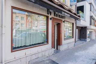 Op een absolute AA ligging vinden we dit commerciële pand, geschikt voor verschillende doeleinden en exploitatie opties. Het betreft hier momenteel een ruime en instapklare horecazaak met op het gelijkvloers een café met keuken en sanitair, een feestzaal eveneens uitgerust met keuken en sanitair én een koelcel, alsook veel berging en een grote garage, bereikbaar via de Neerhofstraat nr 5 (320 m²!) Boven de commerciële ruimte vinden we een appartement van 140m², verdeeld over 2 verdiepingen en voorzien van leefruimte, badkamer en 4 kamers. Verder is er nog een zolder op de achterbouw van 70m². Het pand beschikt eveneens over een kelder van 40 m². Het gebouw beschikt over een EPC C, door de gaswandketel die vernieuwd werd in 2025, nieuwe ramen aan de voorzijde, een ruim platform met 12cm isolatie en het hoofddak volledig is vernieuwd in 2016 met 15cm isolatie en nieuwe pannen! Kortom een bijzonder pand in correcte staat én vrij van brouwer! Voor meer inlichtingen of een bezoek, contacteer Veronique 0483/676579