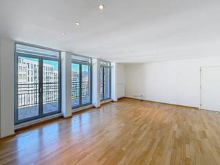 <p>SAINT-GILLES – In de wijk Louise, tussen het Stephanieplein en het Chatelainplein, vlakbij talrijke winkels en openbaar vervoer, ruim appartement met 2 slaapkamers van ±110 m² woonoppervlakte gelegen op de 6e verdieping, bestaande uit een inkomhal, een ruime woonkamer van ±37 m² met toegang tot een terras van ±10 m², een volledig uitgeruste open keuken (oven, kookplaten, afzuigkap, koelkast/vriezer, vaatwasser), nachthall met wasruimte (aansluiting voor wasmachine), apart toilet met wastafel, doucheruimte (douche, wastafel), slaapkamer van ±12,5 m², een slaapkamer van ±15,5 m² met kleedruimte en aangrenzende badkamer (bad, douche, toilet, dubbele wastafel), kelder, parkeerplaats inbegrepen in de huurprijs.</p>
<p></p>
<p><u>Op de 6<sup>e</sup> verdieping;</u></p>
<ul>
<li>Inkomhal</li>
<li>Ruime woonkamer van ±37 m² (7,28 x 5,1) met toegang tot terras van ±10 m²</li>
<li>Volledig ingerichte open keuken (oven, kookplaten, afzuigkap, koelkast/vriezer, vaatwasser)</li>
<li>Slaapgedeelte</li>
<li>Wasruimte (aansluiting voor wasmachines)</li>
<li>Aparte toiletruimte met wastafel</li>
<li>Doucheruimte (douche, wastafel)</li>
<li>Slaapkamer van ±12,5 m² (3 x 4,15)</li>
<li>Slaapkamer van ±15,5 m² (3 x 5,1) met kleedruimte en aangrenzende badkamer (bad, douche, toilet, dubbele wastafels)</li>
</ul>
<p>Kelder</p>
<p>Parkeerplaats nr. 18 inbegrepen in de huurprijs</p>
<p>Voorziening voor gemeenschappelijke kosten van 110 €/maand. <br /><br />EPC G*.</p>
<p>Beschikbaar vanaf 01/08/2026.</p>
<p></p>
<p>Afmetingen ter indicatie.</p>