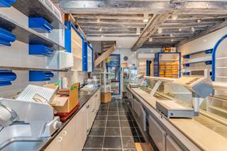 Ontdek dit veelzijdige handelspand, perfect gelegen in de hoofdstraat van het bruisende stadscentrum. Met gemiddeld 5.500 voorbijgangers per dag geniet dit pand van uitzonderlijke visibiliteit en een commerciële topligging.

Op het gelijkvloers bevindt zich een ruime winkelruimte die zich perfect leent voor uiteenlopende handelsactiviteiten. De sterke passage maakt dit een ideale locatie voor ondernemers die maximaal willen inzetten op zichtbaarheid.

Aansluitend ligt een praktisch werkatelier, ideaal als opslagruimte, atelier of als uitbreiding van de winkelzone. Achteraan bevindt zich een kleine koer.

De bovenverdieping vraagt renovatie, maar biedt een mooi potentieel. Ze kan worden ingericht als volwaardig appartement, ideaal voor eigen bewoning. Daarnaast is ze ook geschikt als workshop-, bureau- of ondersteunende ruimte voor de handelszaak.

Deze handelspand combineert een strategische ligging met flexibiliteit en groeipotentieel. Een sterke opportuniteit voor ondernemers en investeerders die een commerciële locatie zoeken met bewezen passage en toekomstmogelijkheden.