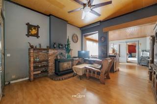 Te renoveren halfopen bebouwing op een goede locatie met veel mogelijkheden. De woning ligt op een perceel van 353 m² en heeft een bewoonbare oppervlakte van 163 m². Binnen zijn er drie slaapkamers en twee toiletten, wat zorgt voor een praktische basisindeling.
De woning beschikt over zowel dubbele als enkele beglazing. Vooraan bevindt zich een zeer ruime oprit met extra stockageruimte. Er is geen voorkooprecht van toepassing (zijgevel) en het pand is niet getroffen door de rooilijn.
Houd er rekening mee dat voor deze woning de renovatieplicht van toepassing is. Er is dus werk voorzien, maar voor wie wil renoveren biedt dit pand een interessante kans om de woning volledig naar eigen smaak en normen te vernieuwen op een degelijke locatie. Bel ons nu voor een afspraak op het nummer: 052/46.38.03 en wie weet tot binnenkort! 
