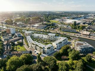 Project Kolenkaai is gelegen op een droomlocatie aan het kanaal Gent-Brugge-Oostende. De oppervlakte van maar liefst 10.000 m² biedt ruimte voor energiezuinige appartementen, huizen, handelsruimtes en heel wat groen. Kolenkaai, da’s een prachtig staaltje architectuur met een hoge ambitie in duurzaamheid.<br /><br />Kolenkaai staat voor ruim wonen in alle comfort en stijl. De kwalitatieve en hedendaagse afwerking met oog voor detail zie je én voel je elke dag. Voor Kolenkaai werd een Energy Service Company (ESCO) opgericht. Daarmee passen we innovatieve en duurzame hernieuwbare-energietechnieken toe. Zo worden de gebouwen verwarmd en passief gekoeld met warmtepompen die hun energie onder andere uit een BEO-veld halen. Daarnaast plaatsen we zonnepanelen op de daken en zijn alle parkeerplaatsen laadpaalready.<br /><br />Type A0302:<br />- inkom met vestiaire<br />- toilet<br />- berging met aansluiting wasmachine<br />- leefruimte met volledig ingerichte open keuken en toegang tot inpandig hoekterras<br />- slaapkamer 1 met ensuite badkamer<br />- slaapkamer 2<br />- douchekamer<br />- slaapkamer 3<br /><br />- ondergrondse staanplaats (vanaf €33.500)<br /><br />Algemeen: Prijzen zijn exclusief BTW, verkooprechten, notariskosten en projectgebonden kosten voor nieuwbouw (zoals bv. kosten basisakte en aansluitingskosten)<br /><br />Contacteer vandaag nog jouw Dewaele makelaar voor meer informatie over dit unieke nieuwbouwproject te Brugge.<br />050 444 999 of brugge@dewaele.com<br /><br />Bestuursmaatregelen in het maatregelenregister: nee