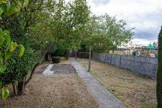 Deze woning biedt een mooie kans voor wie op zoek is naar een renovatieproject met potentieel.<br />Op het gelijkvloers bevinden zich een woonkamer, keuken, badkamer en een veranda met zicht op de tuin.<br />Op de eerste verdieping zijn er twee volwaardige slaapkamers.<br />Achteraan beschikt de woning over een schuur, ideaal als berging of werkruimte.<br />Het perceel is zuidgericht, wat zorgt voor veel lichtinval en een aangename buitenbeleving.<br />Met de juiste aanpak vormt dit pand de perfecte basis voor een gezellige gezinswoning.