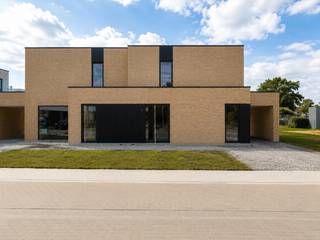 <span>indeling van woning</span>
<h3><span>gelijkvloers</span></h3>
<span>De lichtrijke leefruimte, eetplaats en keuken vormen één open en aangenaam geheel, waarbij de eetruimte rechtsreeks aansluit op het terras en de tuin met een zuidwestelijke oriëntatie. Daar geniet je volop van de namiddag- en avondzon. Een aparte berging biedt de nodige praktische opbergruimte, terwijl de inpandige carport zorgt voor een beschutte parkeerplaats aan de woning.</span>
<h3><span>eerste verdieping</span></h3>
- 3 ruime slaapkamers <br />- badkamer met ligbad en inloopdouche<br />- een apart toilet
<h3><span>duurzaamheid en energie</span></h3>
Bij het ontwerp stonden energie-efficiëntie en wooncomfort centraal.<br />De woning is uitgerust met:<br />- zonnepanelen<br />- balansventilatie met warmterecuperatie<br />- condenserende gaswandketel
<h3><span>afwerking en prijs</span></h3>
- De woning is wind- en waterdicht afgewerkt. Keuken, badkamer en vloerbekleding kies je zelf, volgens jouw smaak en budget. Of koop casco en werk zelf verder af.<br />- De vermelde prijs betreft de volledig afgewerkte woning (zonder aanleg tuin en terras) exclusief btw en verkoopkosten.