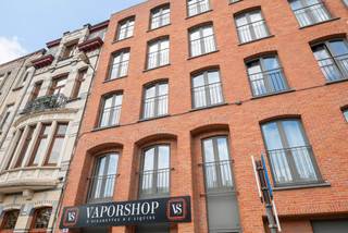 Dit recent gebouw van 2013 is in hedendaagse stijl situeert zich vlakbij het centrum van Deurne, nabij winkels, banken en openbaar vervoer...