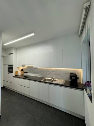 <p><span><span>Op zoek naar een gezellig en ruim appartement op een uitstekende locatie in Genk? Dit appartement aan de Lantmeetersweg heeft alles wat je nodig hebt!</span></span><br /><br /><span><span>Kenmerken:</span></span><br /><span><span>• 2 slaapkamers</span></span><br /><span><span>• Bad én douche</span></span><br /><span><span>• Groot terras</span></span><br /><span><span>• Ondergrondse parkeergarage + bergruimte</span></span><br /><span><span>• Toplocatie vlak bij het centrum</span></span><br /><span><span>Pluspunt: een leuke speeltuin vlakbij</span></span><br /><br /><span><span>📍 Locatie: Lantmeetersweg, Genk</span></span><br /><span><span>🗓 Beschikbaar vanaf 1 juli 2026</span></span><br />Huurprijs: €1065,00 + €85,00 gemeenschappelijke kosten<br /><br /><span><span>Interesse? Neem contact op via 📧 info@immonoble.be</span></span></p>