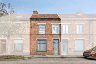 Op zoek naar een veelzijdig renovatieproject op een centrale locatie in Assebroek? Deze te renoveren woning in de Cesar Gezellestraat biedt de ideale basis om uw eigen woonwensen volledig vorm te geven. Met de Brugse binnenstad op een boogscheut en alle praktische voorzieningen zoals winkels, scholen, sportfaciliteiten en openbaar vervoer vlak bij de deur, combineert deze plek ongekende mogelijkheden met een uiterst gunstige ligging.<br /><br />Binnenshuis verrast het pand door de royale ruimte. Momenteel telt de woning drie volwaardige slaapkamers, wat volop opties biedt voor een gezin, logeerkamer of thuiswerkplek. Een grote troef is bovendien de zolderverdieping die reeds toegankelijk is via een vaste trap, waardoor u hier een vierde slaapkamer kunt creëren. Achteraan het perceel bevindt zich een gezellige stadstuin tussen het groen met veel privacy. <br /><br />Indeling: <br />Gelijkvloers: <br />- Inkomhal<br />- Leefruimte<br />- Keuken <br />- Badkamer <br /><br />1ste verdieping: <br />- Slaapkamer 1 (12 m²) <br />- Slaapkamer 2 (11 m²) <br />- Slaapkamer 3 (17 m²) <br /><br />2de verdieping: <br />- Zolderverdieping toegankelijk via vaste trap (mogelijkheid tot extra kamer) (23 m²) <br /><br />Dit pand is onderworpen aan de renovatieverplichting van de Vlaamse overheid voor residentiële gebouwen (behoudens bij sloop binnen 5 jaar na de aankoop). Consulteer voor meer informatie de website van het Vlaams Energie- en Klimaatagentschap via https://www.vlaanderen.be/een-woning-kopen/renovatieverplichting-voor-residentiele-gebouwen<br /><br />Bestuursmaatregelen in het maatregelenregister: nee