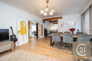 <p>Ontdek dit uitzonderlijk ruime appartement op de eerste verdieping, ideaal voor wie op zoek is naar comfort, licht en veel leefruimte. Met zijn royale indeling en vier volwaardige slaapkamers biedt dit pand alle troeven van een echte gezinswoning, gecombineerd met het gemak van een appartement — en dat <strong>zonder gemeenschappelijke kosten</strong>.</p>
<p>Bij het betreden van het appartement valt meteen de grote inkomhal van 17 m² op, die een aangename en open sfeer creëert. De leefruimte is verdeeld in een gezellige salon van 22 m² en een lichtrijke woonkamer van 28 m², perfect voor wie houdt van ruimte en gezelligheid. Aansluitend bevindt zich een zeer ruime keuken van maar liefst 24 m², waar voldoende plaats is voor een grote eettafel en waar koken een echt plezier wordt.</p>
<p>Langs beide kanten van het appartement zijn er terrassen met een totale oppervlakte van 9 m², ideaal om te genieten van een kop koffie in de ochtendzon of een ontspannend moment in de avond. Dankzij de grote ramen en de doordachte indeling baadt het hele appartement in natuurlijk licht, wat zorgt voor een warme en uitnodigende leefomgeving.</p>
<p>De ligging is nog een extra troef: het appartement bevindt zich <strong>slechts op 300 meter van het treinstation van Vilvoorde</strong>, waardoor je vlot toegang hebt tot openbaar vervoer en het centrum van Brussel in enkele minuten bereikt. Scholen, winkels en alle dagelijkse voorzieningen liggen bovendien op wandelafstand.</p>
<p>Kortom, dit instapklare appartement biedt uitzonderlijk veel ruimte, comfort en een toplocatie — ideaal voor een groot gezin of wie op zoek is naar een aangenaam en praktisch wooncomfort in hartje Vilvoorde.</p>