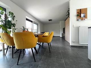 Deze prachtige woonst, gebouwd in 2022, wordt te koop aangeboden. De eigenaars hebben deze volledig onder handen genomen en ze is letterlijk AF!...