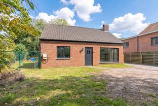 <strong>Gerenoveerde woning met 3 slpk en grote vergunde garage/werkplaats op 1.705 m²<br /></strong>EPC B I Goedgekeurde elektriciteit I vergunde garage van 80 m²<strong><br /><br />Gunstig gelegen</strong>,<strong> </strong>nabij de Klein Engelandhoeve met heel wat natuur- en wandelgebieden in de onmiddellijke omgeving doch met een vlotte bereikbaarheid naar het centrum en de Ring, alsook naar de grens met Nederland.<br /><br />Deze woning <strong>werd recent (2025) volledig vernieuwd </strong>en voorzien van nieuwe ramen met driedubbele beglazing, elektriciteit, airco's, warmtepomp, nieuwe keuken en badkamer, zonnepanelen enz.<br />Zij bestaat uit een inkomhal, een gezellige woonkamer met open volledig vernieuwde keuken. Deze keuken werd knap ingericht met een prominent SMEG fornuis met inductiekookplaat, 2 ovens en een grill, een vaatwasser en SMEG microgolfoven. Van hieruit ook een zij-ingang naar buiten. Vanuit de nachthal bereiken we 3 ruime slaapkamers waarvan 2 met airco en de volledig vernieuwde badkamer<strong> </strong>die werd ingericht met een vrijstaand bad, een inloopdouche, wastafel en toilet en een echt pareltje is. Achteraan nog een berging/wasplaats die rechtstreeks toegang geeft naar buiten. Achter de woning staat een grote garage/werkplaats met automatische poort van 80 m² die werd ingericht met een kleinere bureau of werkruimte en aparte toilet en zij-toegang. Het perceel grenst achteraan aan agrarisch gebied en het Bels lijntje en biedt zo zekerheid tot een mooi en blijvend groen zicht. In de tuin mag men tevens een zwembad en kleinere stal voorzien. Ideaal voor het houden van dieren aan huis. Ook ideaal voor een zelfstandige op zoek naar een werkplaats aan huis of hobby-ist<br /><br /><strong>Bijzonderheden:</strong><br />-Goedgekeurde elektriciteit <strong>tem 2050</strong><br />-Energiezuinig B label (<strong>115 Kwh/m²)</strong><br />-<strong>20 Zonnepanelen (2021)</strong><br />-<strong>Vergunde garage/werkplaats van 80 m²</strong><br />-Perceel geschikt voor het houden van dieren aan huis <br />-Stal en zwembad ook mogelijk<br />-de woning werd ondertussen ook asbestvrij gemaakt