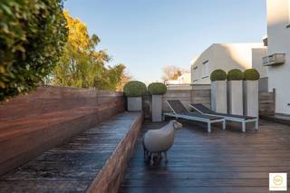 <p><span>Stijlvolle & instapklare woning op een gegeerde ligging nabij Park Den Brandt en talrijke invalswegen. Deze prachtige woning werd door de jaren heen prima onderhouden en werd constant gerenoveerd met hedendaagse materialen. Mooie inkomhal met doorloop naar een sfeervolle leefkamer met doorgang naar de zonnige tuin op het glvl. Hier vindt men tevens acces tot een gastentoilet, een diepe garage mat automatische poort alsook de doorgang tot een ruime kelderverdieping. Verd.1 is even subliem en werd prachtig ingericht met een 2de woon-en leefkamer op parket met acces naar een uniek zonovergoten terras. De luxueuze eetkeuken heeft recent nog een volledige facelift ondergaan en is afgewerkt met nieuwe toestellen. Verd2 : 4 slaapkamers waaronder de masterbedroom met open badkamer, wasplaats, apart toilet en 2 de douchekamer.</span></p><p><span> </span></p><p><span>Extra's:</span></p><p><span>Centrale verwarmingsinstallatie op gas, led verlichting op de meeste plaatsen, zonnewering achteraan, alarminstallatie. </span></p><p><span>Slechts 180€/maand energiekosten gas & elektriciteit.</span></p><p><span>Recent vernieuwde badkamers.</span></p><p><span>Aanwezigheid van een laadpaal & 14 zonnepanelen.</span></p><p><span> </span></p>