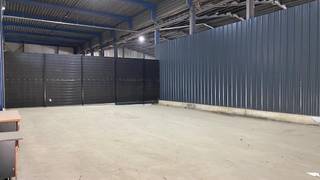 Dit magazijn van 350m² beschikt over een aparte ingang en is volledig afgesloten. Mogelijkheid om te combineren met andere magazijnen.Er is een...