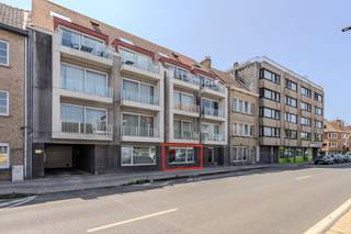 Dit gelijkvloers appartement te koop is gelegen langs de Elisabethlaan te Oostende. Dankzij de centrale ligging bevindt u zich op wandelafstand van het strand, de zee en het bruisende stadscentrum van Oostende met al zijn winkels, restaurants en culturele hotspots. Indeling: - inkomhal- leefruimte met open geïnstalleerde keuken (spoeltafel, keramische kookplaat, frigo, oven en vaatwas)- berging met aansluiting voor wasmachine - badkamer voorzien van een badkamermeubel, lavabo en inloopdouche - slaapkamer 1 (10m²) met toegang tot het prachtig zonnige terras (40m²)- slaapkamer 2 (6m²)Bovendien kan u gebruik maken van de gemeenschappelijke fietsenberging in het gebouw. Pluspunten: - centrale ligging- EPC B- zonnig terras- recent gebouwInteresse in een gelijkvloers appartement met ruim terras? Aarzel niet en plan uw bezoek!