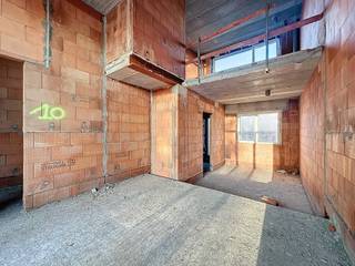 Deze unieke gesloten split-level bebouwing heeft in de leefruimte een prachtig raampartij uitkijkend op het park! Ben je op zoek naar een woning...