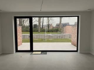 Op zoek naar een moderne, energiezuinige woning in een groene omgeving? Ontdek deze drie gloednieuwe woningen aan de Kalmthoutsesteenweg 157 te Wuustwezel, vlak bij het centrum van Kalmthout. Deze woningen combineren hedendaags wooncomfort met de nieuwste technieken en een uitstekende ligging.<br /><br />Elke woning beschikt over een ruime en lichtrijke leefruimte met grote raampartijen die zorgen voor veel natuurlijk licht. De open indeling sluit naadloos aan op de moderne keuken en biedt een aangenaam gevoel van ruimte. Aansluitend bevindt zich een praktische berging met aansluiting voor wasmachine en droogkast, evenals een bureauruimte en een apart gastentoilet op het gelijkvloers.<br /><br />Op de eerste verdieping vinden we drie volwaardige slaapkamers, ideaal voor een gezin of mensen die graag extra ruimte hebben voor een bureau of hobbykamer. De moderne badkamer is uitgerust met een stijlvolle inloopdouche en dubbele lavabo. Daarnaast is er ook een aparte technische berging op de verdieping, waardoor je alle technieken netjes uit het zicht kunt houden. Verder nog een apart toilet op de verdieping.<br /><br />De woningen zijn gebouwd met aandacht voor duurzaamheid en comfort. Ze zijn uitgerust met een warmtepomp in combinatie met vloerverwarming, zonnepanelen, een ventilatiesysteem D en een regenwaterput die aangesloten is op de toiletten en een buitenkraantje. Dit zorgt niet alleen voor een lager energieverbruik, maar ook voor een aangenaam en gezond binnenklimaat het hele jaar door.<br /><br />Gelegen op een vlot bereikbare locatie, geniet je hier van de rust van Wuustwezel met de nabijheid van het centrum en alle nodige voorzieningen in de buurt. Kortom, deze woningen bieden het perfecte evenwicht tussen comfort, energiezuinigheid en ligging.