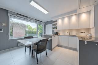 In het landelijke Sint-Amands vinden we deze ruime woning terug. Deze gesloten bebouwing bevindt zich op een uitstekende locatie, op wandelafstand...