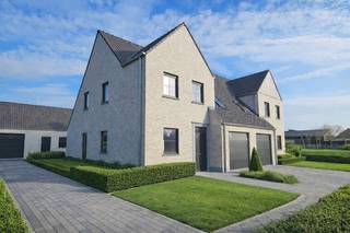 <p>!! VERLAAGDE PRIJS !! ZEER INTERESSANTE AANKOOPVOORWAARDEN !!</p><p></p><p>Nieuwbouw halfopen woning in een groene omgeving tussen Oosteeklo en Ertvelde.</p><p>Met meer dan 240m² bewoonbare oppervlakte is deze woning zéér ruim te noemen.<br />Bovendien is in de achtertuin eveneens een polyvalent bijgebouw opgericht van 100m² met zadeldak.<br />Uitermate geschikt voor tal van toepassingen : garage, opslagruimte, zelfstandige activiteit, praktijk, poolhouse, ...<br /><br />De woning wordt verkocht in casco afwerking : regen- en winddicht.<br />Reeds inbegrepen in deze casco-prijs : 6 zonnepanelen, boring voor aansluiting op thermische warmtepomp (tvw.€10.000).<br />Ook de oprit werd reeds aangelegd in dolomiet.</p><p>Het huis beschikt gelijkvloers over een inkomhal, gastentoilet en toegang tot de inpandige garage.<br />Vanuit de lichtrijke leefruimte met open keuken inclusief berging heeft u zicht op de aangename en zonnige tuin.<br />Het eerste verdiep is ingericht met een nachthal, 3 zeer ruime slaapkamers en een ruime badkamer.<br />Het zolderverdiep kan ingericht worden met nog 2 bijkomende slaapkamers.</p><p>Deze verkoop geschiedt onder BTW-stelsel (6% mogelijk onder voorwaarden).<br />De vermelde prijs is de prijs voor casco afwerking, inclusief het bijgebouw van 100m². </p><p></p><p>Steeds te bezoeken op afspraak : Bel Bert op 0477 80 75 80 of mailen naar bert@vastgoeddevos.be.</p>