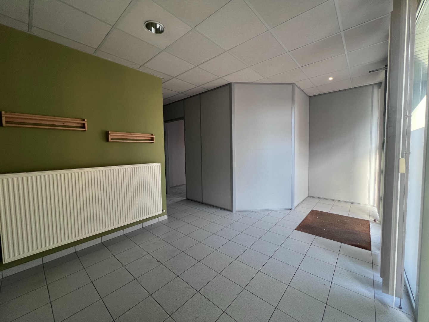 Commercieel handelspand met tal van mogelijkheden in het centrum van Lievegem - foto 4