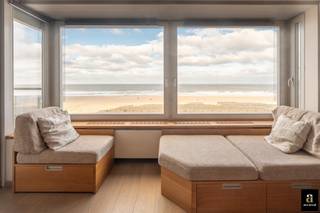 Ruim ongemeubeld appartement in goede staat, gelegen aan het Rubensplein, met een prachtig frontaal zeezicht vanuit de keuken en de woonkamer...