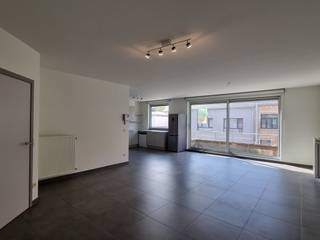 Op wandelafstand van lokale handelaars, horeca en openbaar vervoer treffen we dit ruim appartement in centrum Zedelgem, in residentie Soetewei.De...