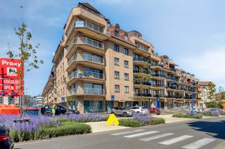Ontdek dit prachtige, ruime woonappartement in Residentie Adonis, gelegen in het centrum van Koksijde en op 250m van het strand.<br /><br />Het appartement omvat een inkomhal met een apart toilet. De lichtrijke en ruime leefruimte biedt mooie zichten. Dankzij de ideale oriëntatie geniet u de hele dag van een optimale zoninval.<br /><br />Het appartement beschikt over 3 ruime, volwaardige slaapkamers. Een stijlvolle badkamer met inloopdouche en lavabomeubel.<br /><br />Daarnaast zijn er twee aangename terrassen: één waar u volop kunt genieten van de ochtendzon en een tweede ruime zonneterras, ideaal om gezellig te ontspannen of vrienden en familie te ontvangen.<br /><br />Op de ondergrondse verdieping bevindt zich een ruime privatieve kelderberging, gunstig gelegen vlakbij de lift.<br /><br />Daarnaast is er de mogelijkheid om een ruime garage aan te kopen en beschikt de residentie over een gemeenschappelijke fietsenberging.<br /><br />Een ideale vaste woonst of tweede verblijf voor wie op zoek is naar ruimte, comfort en een topligging in het hart van Koksijde.