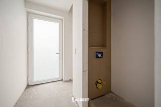 Gelegen te Hulste vinden we deze unieke koppelwoning terug, met maar liefst 178m² bewoonbare oppervlakte is ruimte hier zeker en vast troef!<br />De woning wordt nog afgewerkt volgens eigen smaak en lastenboek!<br /><br />De indeling van de woning is als volgt:<br />=> Gelijkvloers: <br />+ inkomhal<br />+ gastentoilet<br />+ keuken<br />+ berging<br />+ eethoek<br />+ zithoek<br />+ inpandige garage<br /><br />=> 1ste verdieping:<br />+ nachthal<br />+ toilet<br />+ wasplaats/berging<br />+ slaapkamer 1<br />+ slaapkamer 2<br />+ slaapkamer 3<br />+ badkamer<br /><br />=>Troeven:<br />+ energiezuinig = EPB-norm (E35)<br />+ ventillatiesysteem: D<br />+ zonnepanelen: 2.600 Wp<br />+ regenwater<br />+ vloerverwarming<br />+ 6% BTW-mogelijk<br /><br />Kortom heeft deze heel wat woning heel wat te ontdekken en is dan ook klaar voor de toekomst!<br />Ook wonen zonder zorgen? Vraag den snel je bezoek aan via dylan.polfliet@albert.immo of 0456/89 02 72.<br /><br />Bij Albert kom je thuis!