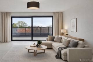 <br />Deze penthouse verwelkomt je met een <strong>ruime inkomhal</strong> met <strong>vestiaire </strong>en <strong>gastentoilet</strong>. De volledig <strong>uitgeruste keuken met kookeiland</strong> is voorzien van een <strong>microgolf en oven, kookplaat, spoelbak en ingebouwde koelkast</strong>, en sluit naadloos aan op een handige <strong>berging </strong>met aansluiting voor wasmachine en droogkast. De lichtrijke leefruimte biedt alle ruimte voor een<strong> gezellige eethoek en zithoek</strong>, en geeft rechtstreeks toegang tot beide <strong>terrassen</strong>, <strong>oost en westgericht terras</strong> van maar liefst 38 m² – ideaal om in het zonnetje een koffietje te drinken en te genieten van een gezellige apero met ondergaande zon. Verder beschikt het appartement over <strong>2 slaapkamers, met mogelijkheid tot derde slaapkamer of bureauruimte </strong>en een stijlvolle <strong>badkamer met dubbele lavabo, spiegelkast en inloopdouche</strong>. Het gebouw is bovendien volledig onderkelderd en biedt <strong>ondergrondse staanplaatsen en private bergingen van 5,2 m² tot 9,6 m²</strong>.
<h3>Troeven van deze penthouse</h3>

<ul>
	<li>Direct beschikbaar</li>
	<li>E-peil van 30</li>
	<li>Vloerverwarming met warmtepomp</li>
	<li>Zonnepanelen</li>
	<li>Gemeenschappelijk afvallokaal</li>
	<li>Afgesloten fietsenberging op het gelijkvloers</li>
	<li>Bezoekersparking voor de deur</li>
	<li>Elektrisch laden achteraan mogelijk</li>
</ul>

<h3>Interesse? Schrijf je in voor het bezoekmoment op maandag 25 mei tussen 15 en 19u</h3>
<span>Cont</span><span>acteer Martijn via </span>martijn@maesconceptimmo.be<span> of </span>0470/62.95.68<span>. Een online afspraak inplannen kan ook via onze website 'maak nu een afspraak'.</span>