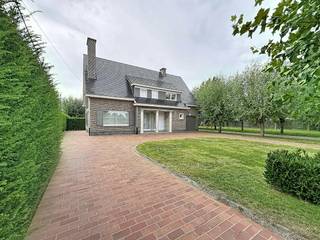 Dit prachtig pand is op zoek naar nieuwe bewoners! Deze woning heeft 4 slaapkamers, een inpandige garage en een prachtige tuin. De woning is gelegen in Desselgem en werd gerenoveerd in 2025. <br /><br />INDELING <br /><br />GELIJKVLOERS:<br />- authentieke inkomhal met vestiaire en gastentoilet <br />- ruime keuken met bijkeuken <br />- droge kelder ideaal voor stockage <br />- ruime leefruimte <br />- inpandige garage met doucheruimte <br />- badkamer <br />- grote tuin afgeschermd met draad en een haag <br /><br />1STE VERDIEP:<br />- nachthal <br />- 4 ruime slaapkamers <br />- toilet en lavabo <br />- dressing <br /><br />De snelste manier om een bezoek te brengen aan deze woning? Vraag je bezoek aan via de rode knop op onze website (www.dewaele.com) en je wordt gecontacteerd door één van onze verhuurexperts. Telefonisch kunnen er geen afspraken gemaakt worden. Bij andere vragen kun je ons telefonisch contacteren via 056 605 605.