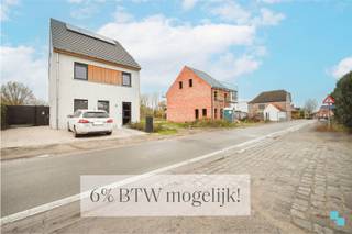 Ontdek deze nieuw te bouwen halfopen woning (aan 6% BTW!) in een kleinschalige verkaveling van slechts 4 loten. Het perceel van 475 m² biedt ruimte voor een moderne woning met een bewoonbare oppervlakte van ca. 195 m² (volgens indicatieve opmetingen). De koper geniet nog volledige inspraak in de indeling en keuze van afwerkingsmaterialen, binnen het voorziene budget. Zo creëer je een woning die perfect aansluit bij jouw wensen. De getoonde foto’s zijn van een reeds verkochte woning en dienen ter illustratie. Indeling: inkomhal met gastentoilet, riante leefruimte met open geïnstalleerde keuken (toestellen AEG) met annex berging/wasplaats. De verdieping omvat een nachthal, drie slaapkamers en een volledig geïnstalleerde badkamer (ligbad, toilet, inloopdouche en wastafelmeubel). De zolder is te bereiken via een vaste trap en kan ingericht worden als extra kamer. Troeven: BEN-woning (maximum E-peil E20) | Zonnepanelen aanwezig | Regenwater | CV op aardgas (via vloerverwarming)  | Ventilatiesysteem type C | Indeling en afwerking kan compleet worden aangepast binnen het budget | Reeds 50% verkocht | 6% BTW mogelijk. Contacteer ons voor meer informatie. 056 98 03 03 www.bordes.be