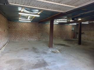Deze zeer ruime garage heeft 3 poorten en kan ruimte bieden aan 3 wagens.<br />Kan gebruikt worden op opslagruimte.<br />Neem gerust contact op voor een bezoek.