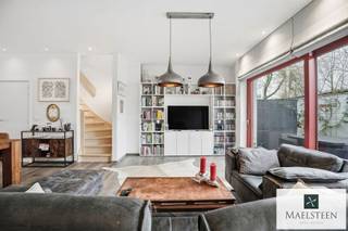 This very spacious, move-in ready home, located in the centre of Bruges, is quietly tucked away near the Vesten. Here, you enjoy surprising tranquillity in the heart of the city while benefiting from an excellent connection to the ring road (mobiscore 9.1/10). The layout of the house still offers numerous possibilities.<br /><br />Layout: Entrance hall with cloakroom and guest toilet. Large living area with an impressively high ceiling and plenty of natural light. This warm space includes the lounge, dining area, and a highly functional open-plan kitchen with a central island. Adjoining the living area is a pleasant city terrace enjoying afternoon sun.<br />On the first floor, a spacious landing/night hall leads to a first bedroom with its own shower room and a second bedroom (master suite) with dressing room and adjoining luxurious bathroom. An additional very sunny rooftop terrace has been created on the roof.<br /><br />The basement consists of several rooms, including two storage rooms, a very large office that can also serve as a second living room, a technical room, etc.<br />A secure bicycle storage room is included in the price. A parking space in front of the door can be purchased separately.<br /><br />Additional assets: EPC rating A (81 kWh), 5 solar panels and a 10,000-litre rainwater tank. The largest bedroom can easily be divided into two separate spaces.<br /><br />Please feel free to contact us with any questions or to arrange your personal appointment (7/7): 0478 93 72 00 or maxime@maelsteen.be