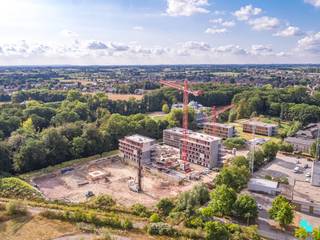 Wonen aan een publiek toegankelijk en groen kasteelpark, vlakbij Kasteel Blauwhuis dat volledig gerenoveerd en gerestaureerd werd, dat klinkt ongetwijfeld als een sprookje. Dit gelijkvloers 2-slaapkamerappartement in unit 5 (laatste residentie van de tweede fase), beschikt over een bewoonbare oppervlakte van 91m² en een riant terras van 36m². Er wordt gekozen voor een stijlvolle en tijdloze architectuur in een high-end segment van Govaert & Vanhoutte. Met de toepassing van het geothermisch warmtepompsysteem voor individuele centrale verwarming (vloerverwarming) en sanitair warm water en extra aandacht voor passieve koeling en akoestiek maakt men van duurzaamheid en wooncomfort een prioriteit. Voor bepaalde appartementen zal de mogelijkheid bestaan om alsook te opteren voor zonnepanelen. Beschouw Blauwpoorte als een eiland, omgeven door de kasteelbeek aan de ene kant, terwijl de kasteelwal aan de andere kant een natuurlijke afbakening vormt. Neem ook gerust een kijkje op de projectwebsite www.blauwpoorte.be