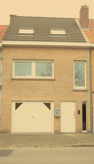 Deze lichtrijke en instapklare bel etage woning bevindt zich in een rustige straat in het charmante Lissewege. De woning biedt een praktische indeling, veel opbergruimte en een ruime tuin.<br /><br />Indeling<br />Gelijkvloers<br />•Ruime inkomhal met vestiairekast<br />•Gastentoilet<br />•Garage voor 1 wagen, voorzien van ingebouwde kasten<br />•Aparte technische ruimte<br />•Aparte wasplaats<br />•Toegang tot de zonnige tuin<br /><br />Eerste verdieping<br />•Lichtrijke leefruimte met aangename lichtinval<br />•Volledig uitgeruste, ruime keuken<br />•Balkon met zicht op de tuin<br /><br />Tweede verdieping<br />•2 slaapkamers met ingebouwde kastruimte<br />•Badkamer met bubbelbad, douche, dubbele lavabo en tweede toilet<br /><br />Zolder<br />•Extra opbergruimte, bereikbaar via zolderluik<br /><br />Kenmerken<br />•Bewoonbare oppervlakte: 154 m²<br />•Grondoppervlakte: 203 m²<br />•EPC: C (263 kWh/m²/jaar)<br />•Ruime, zonnige tuin<br />•Veel natuurlijke lichtinval doorheen de woning<br />•Rustige ligging met vlotte verbinding naar Brugge en de kust<br /><br />Interesse?<br />Contacteer ons voor meer informatie of om een bezoek in te plannen: 0478 84 62 88<br />